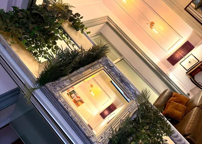 Spanish Steps Boutique - Madame Sofia Secret Hotel 3*